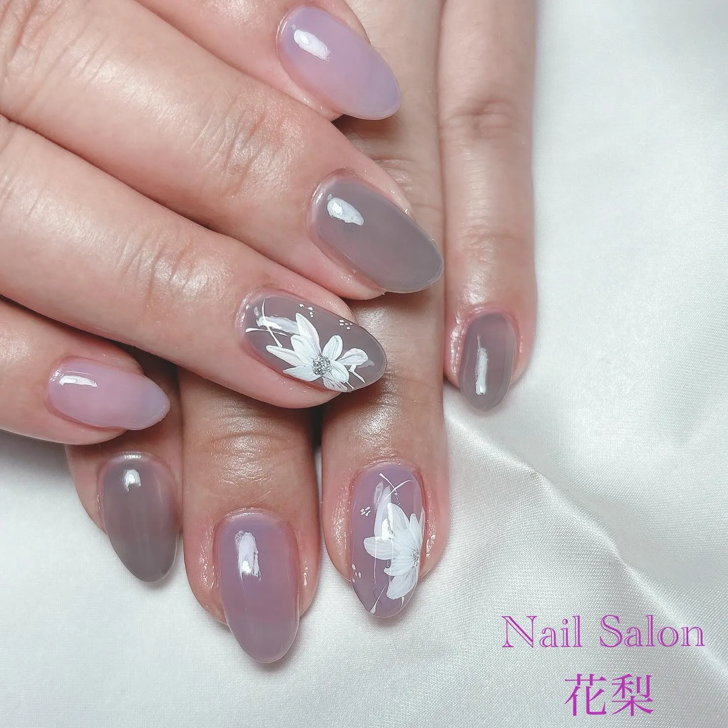 上品なフラワーネイル❁⃘*.゚